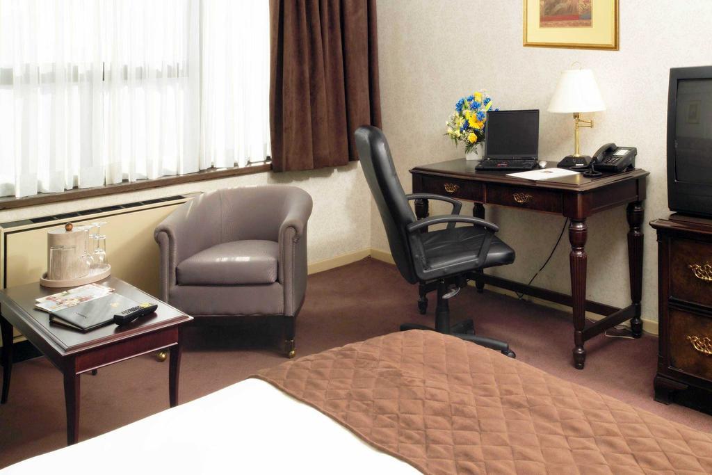 Best Western Primrose Hotel Downtown Торонто Номер фото